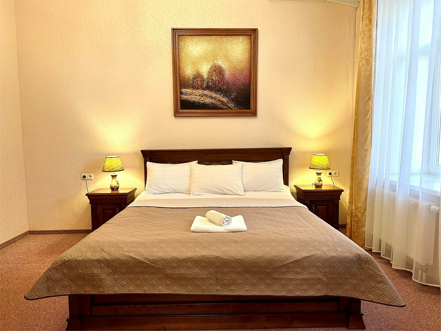 Номера Люкс с балконом с одной совместной кроватью с видом во двор