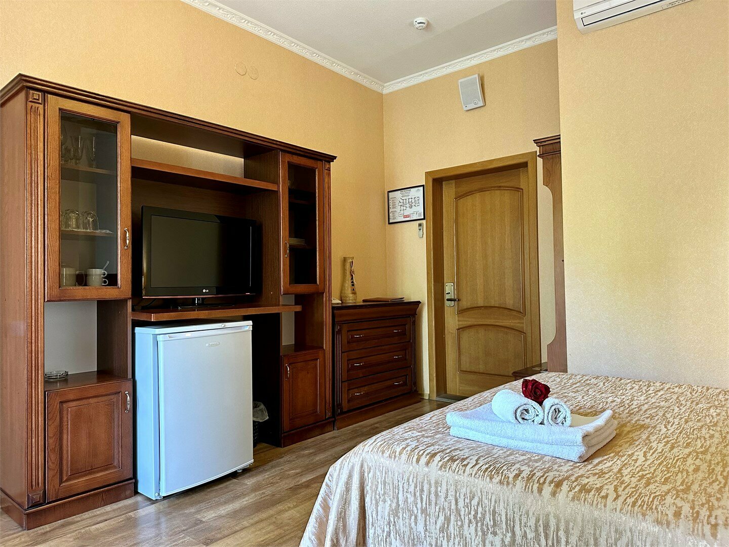 Номера Люкс с балконом с одной совместной кроватью с видом во двор