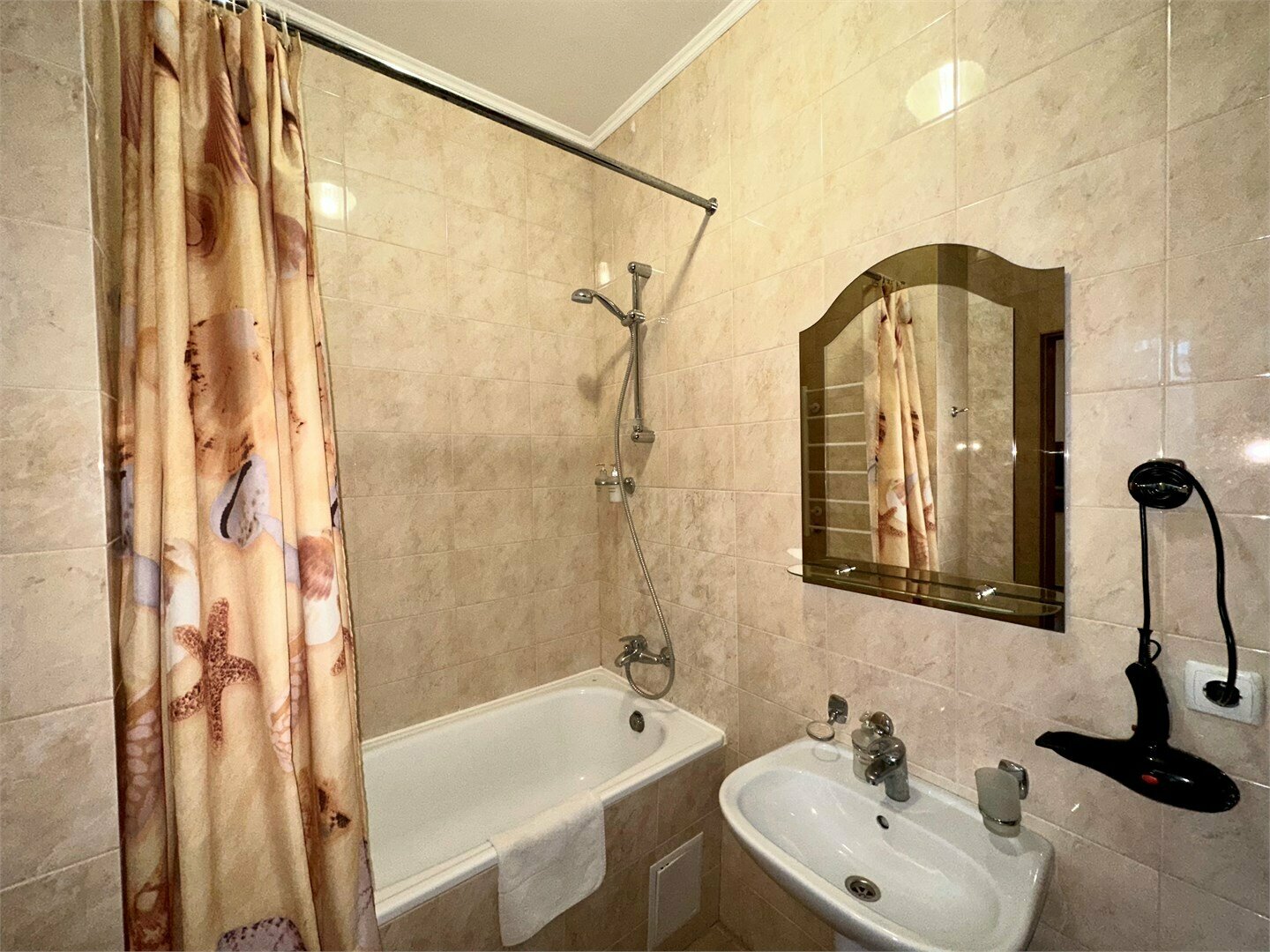 Номера Стандарт без балкона с одной совместной кроватью с видом во двор