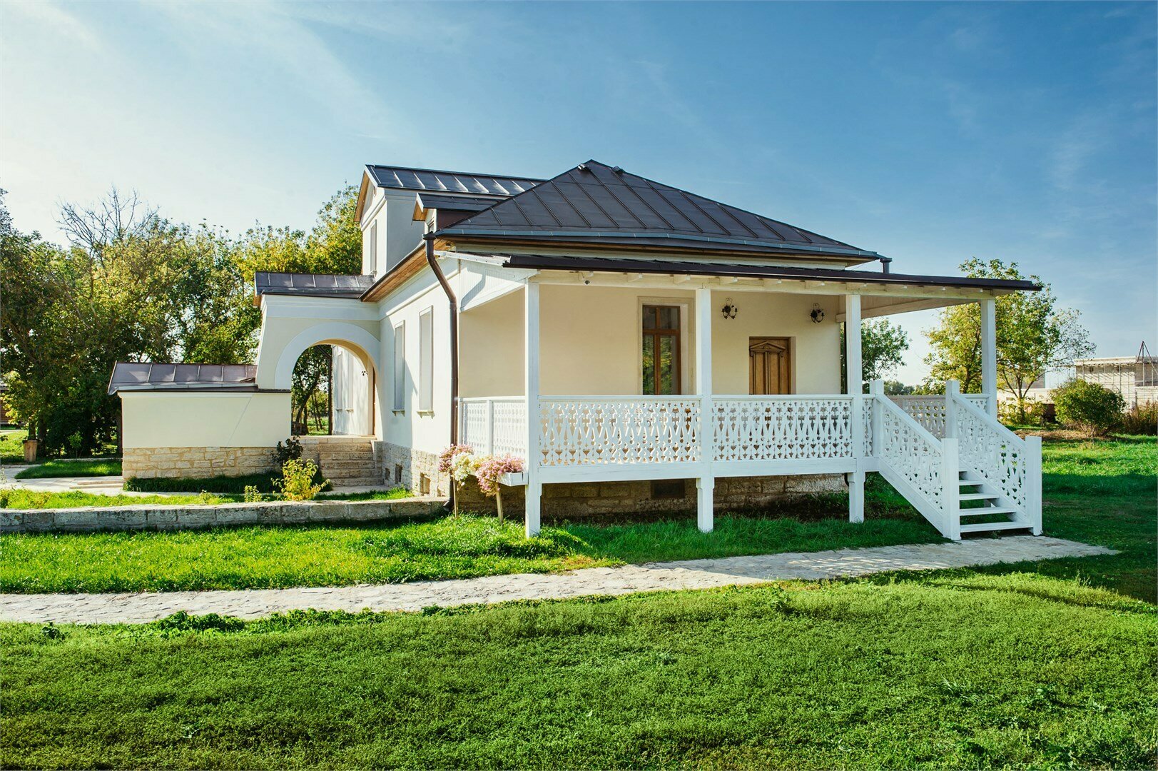 Правое крыло дома с мезонином