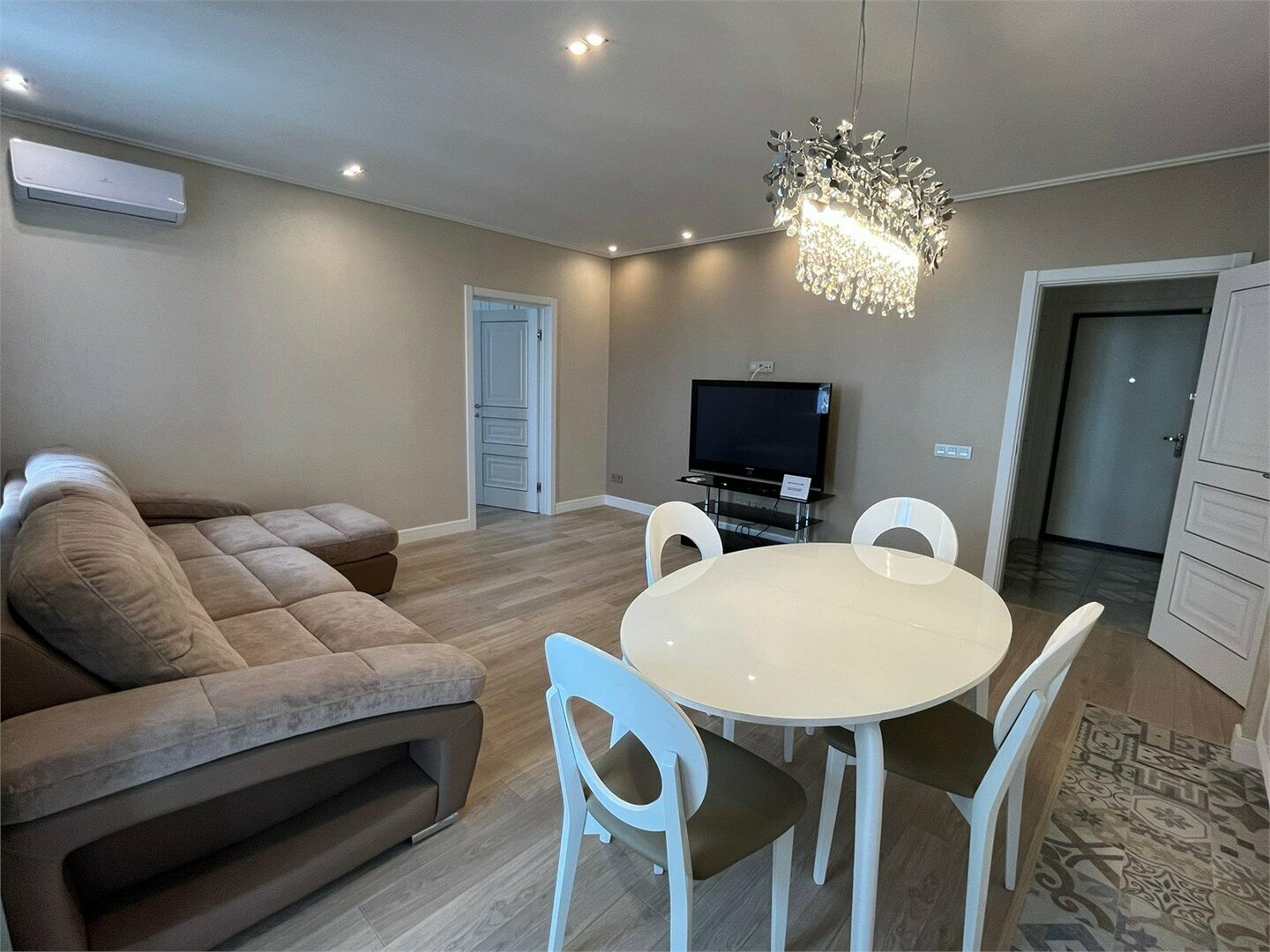 Апартаменты с гостиной и спальней с двуспальной кроватью