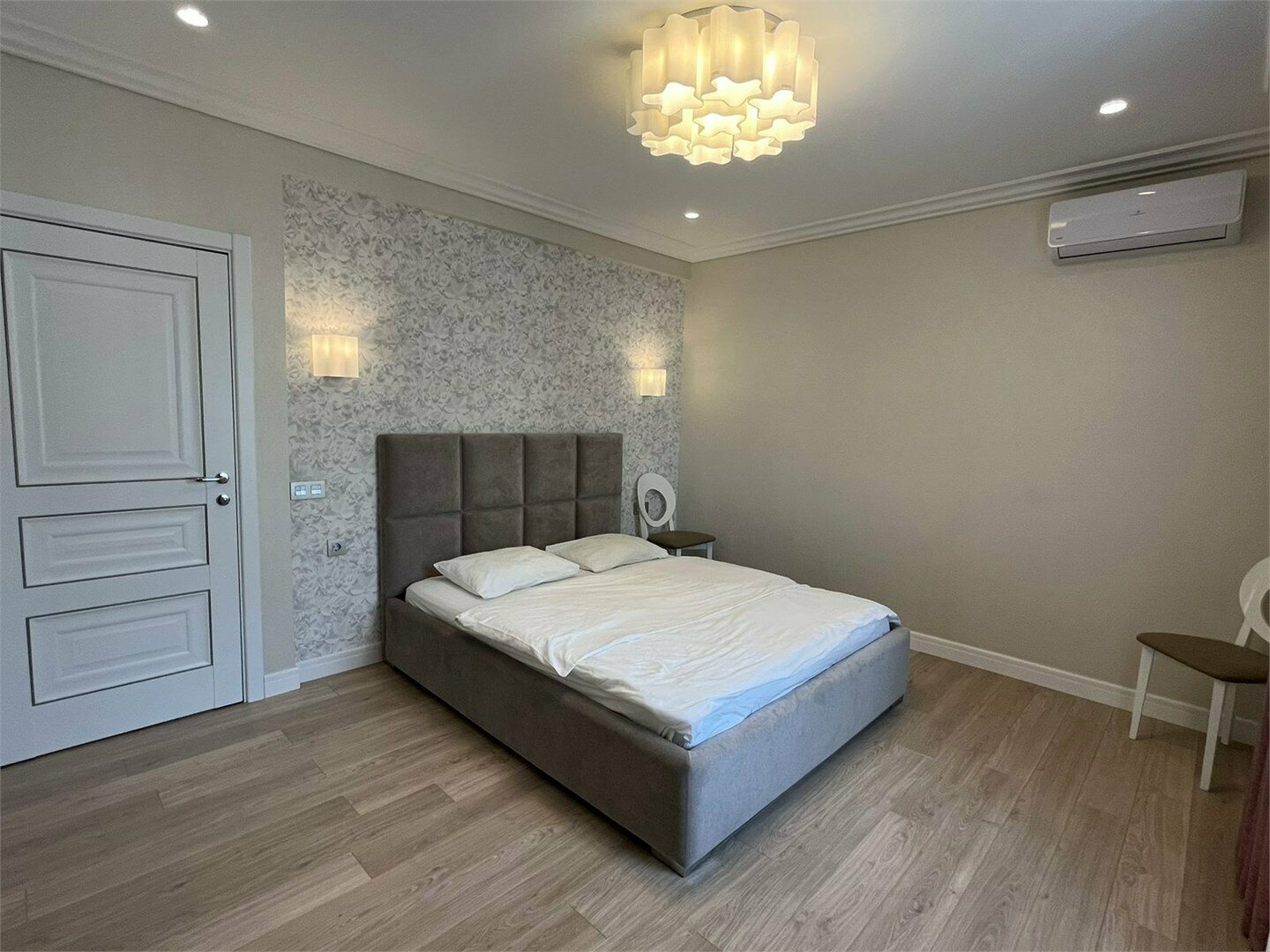 Апартаменты с гостиной и спальней с двуспальной кроватью