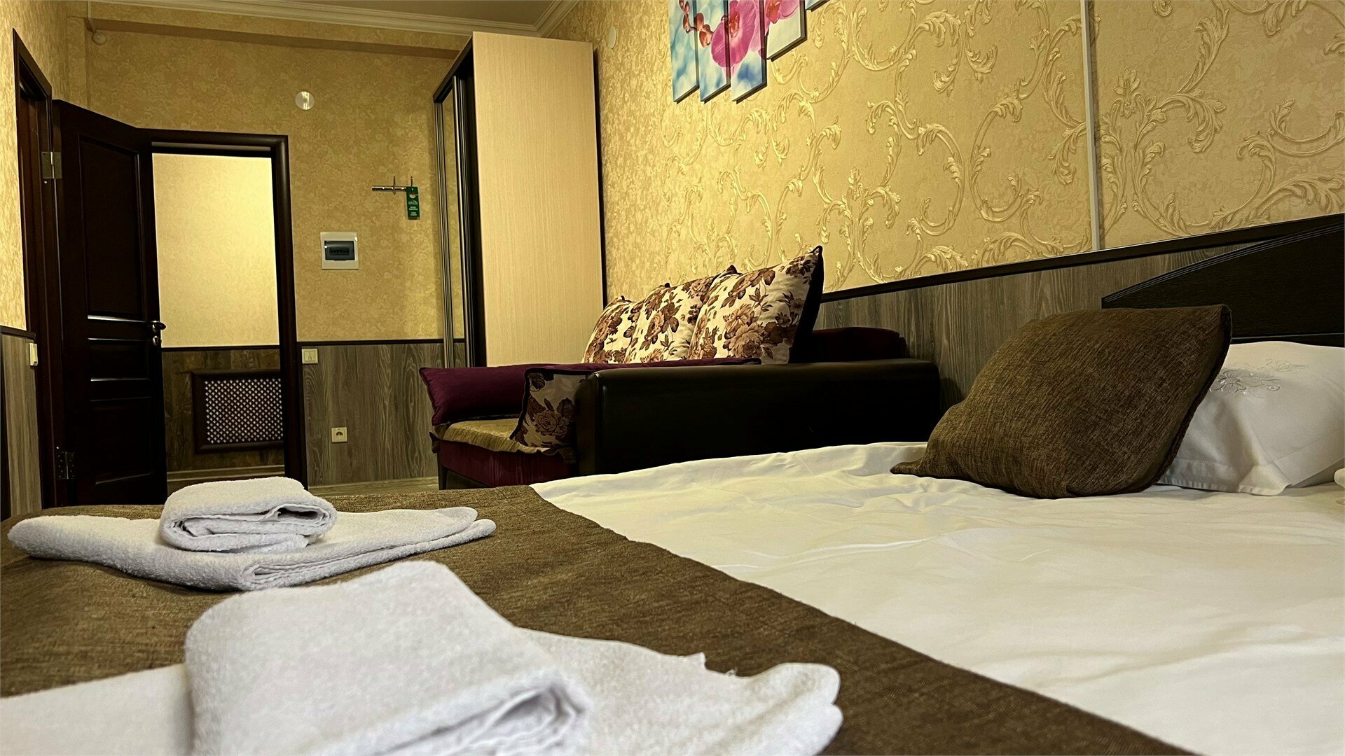 Студия трехместная с двуспальной кроватью и диваном