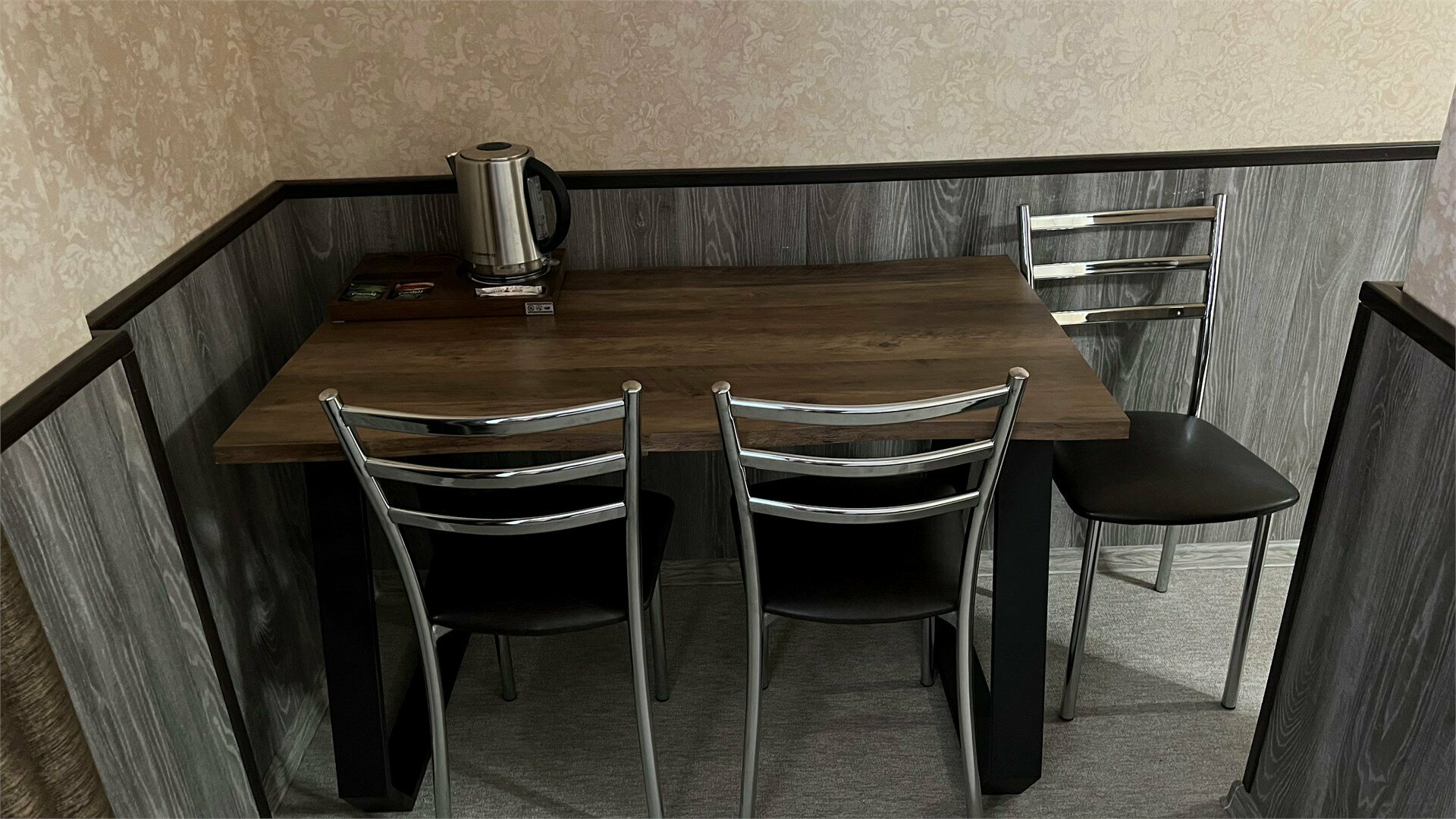 Студия трехместная с двуспальной кроватью и диваном