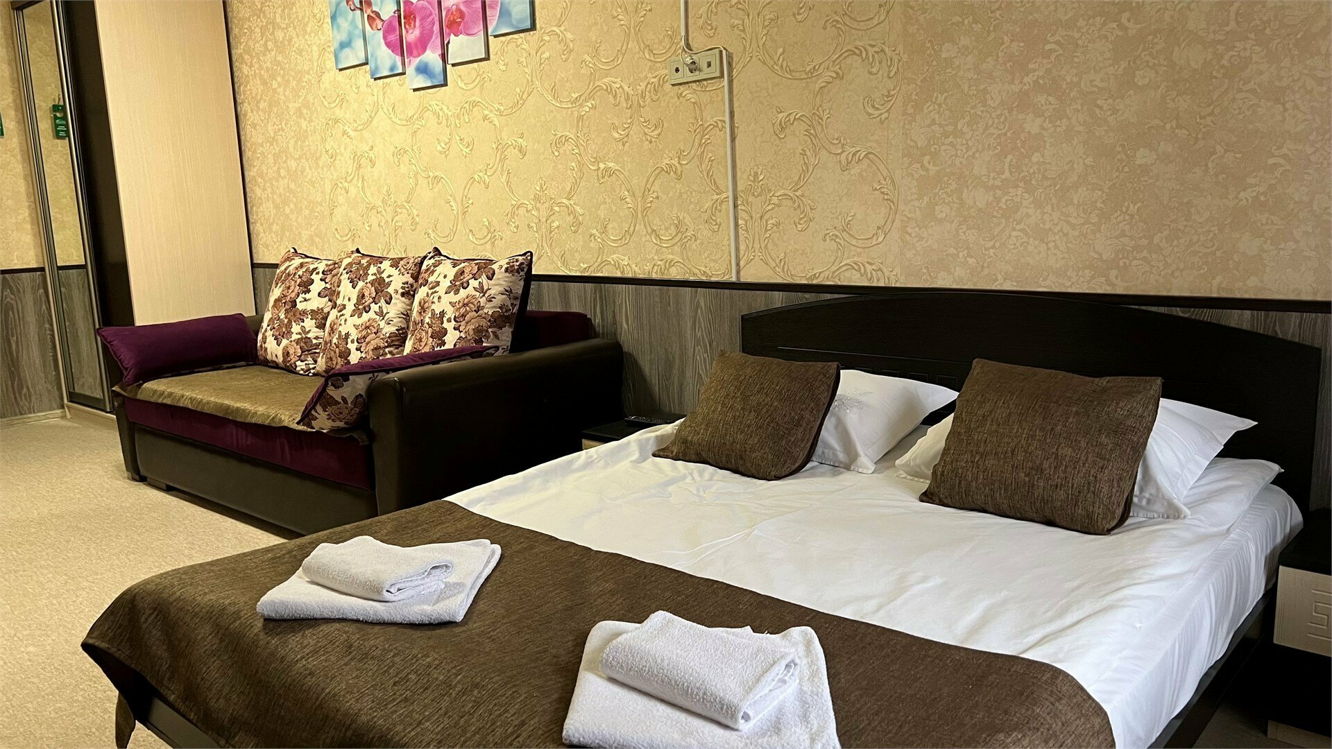 Студия трехместная с двуспальной кроватью и диваном