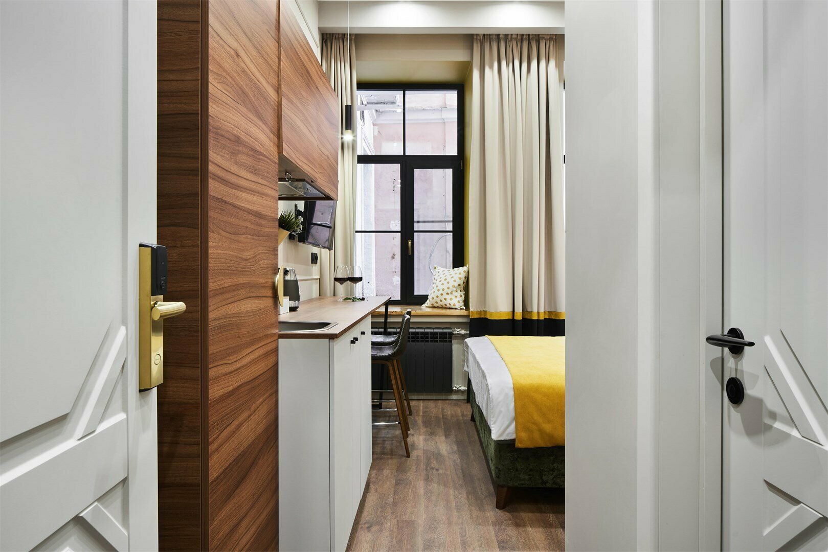 Номер студио с видом во двор