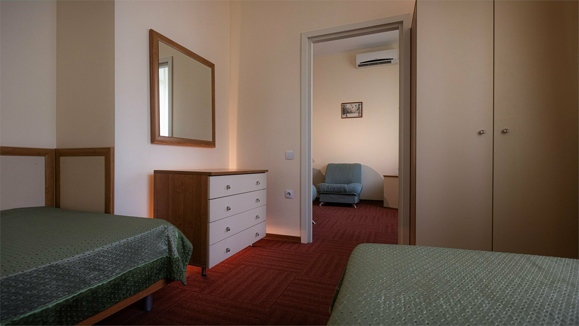 Двухместный стандарт двухкомнатный с двумя раздельными кроватями