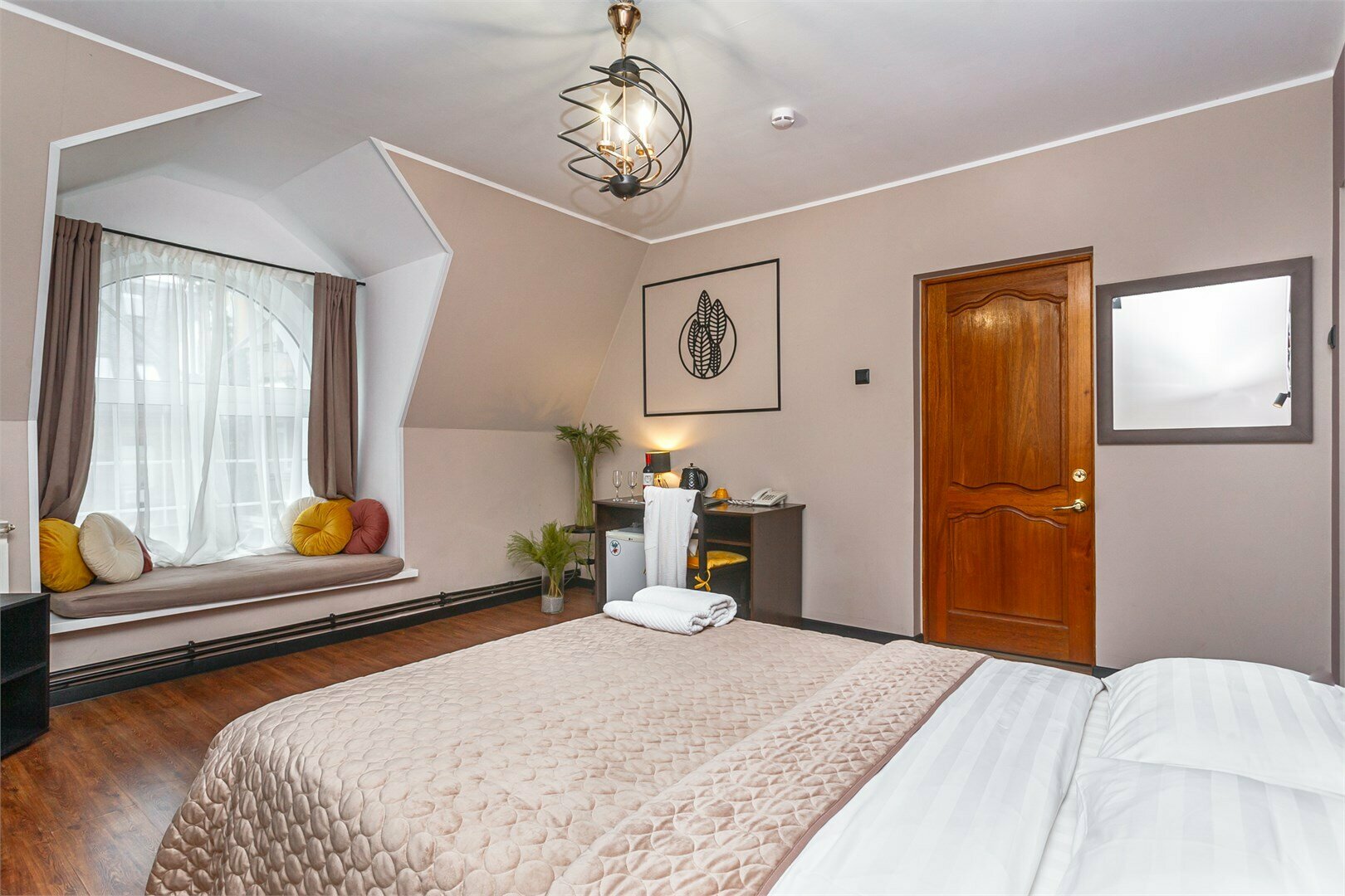 ОДНОМЕСТНЫЙ НОМЕР С СОБСТВЕННЫМ ОТДЕЛЬНЫМ САН УЗЛОМ