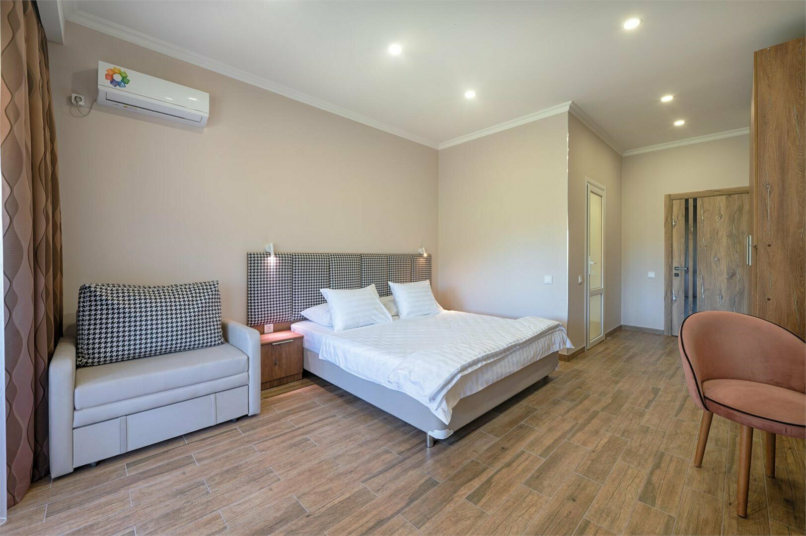 Студия улучшенная с балконом