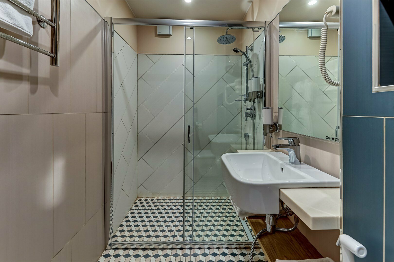 Джуниор Сюит