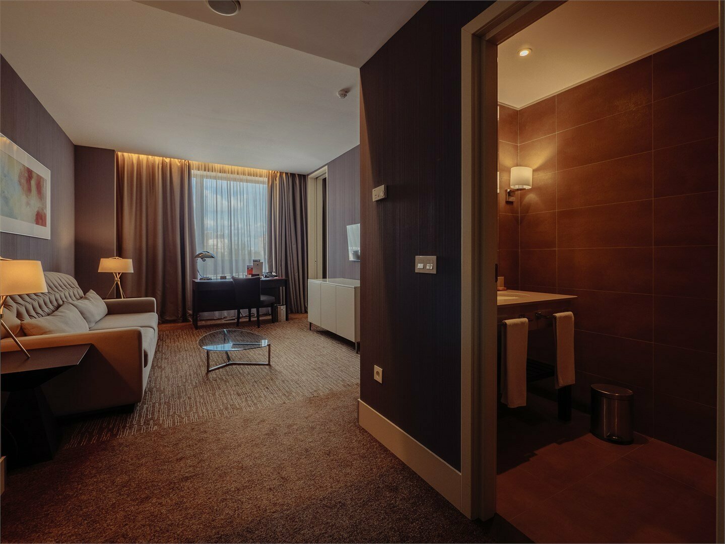 номер ЛЮКС двухкомнатный, с 1 двуспальной кроватью