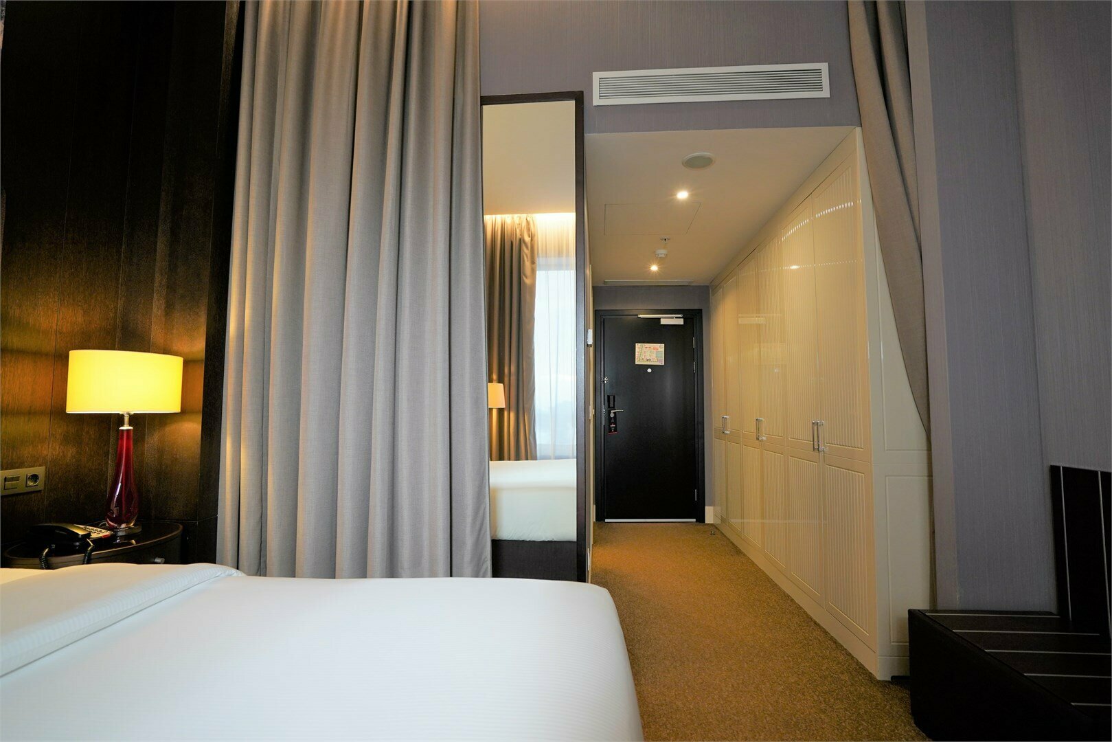 номер ПРЕМИУМ/KING c 1 двуспальной кроватью