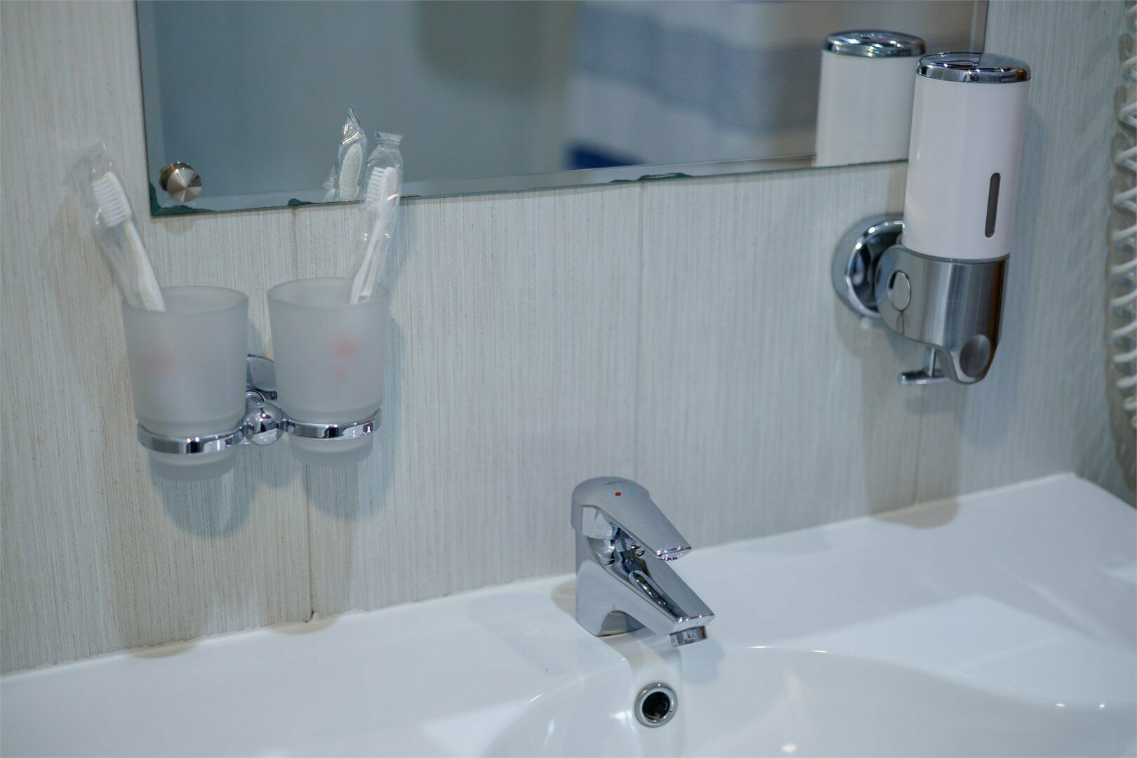 Небольшой двухместный номер с 2 отдельными кроватями