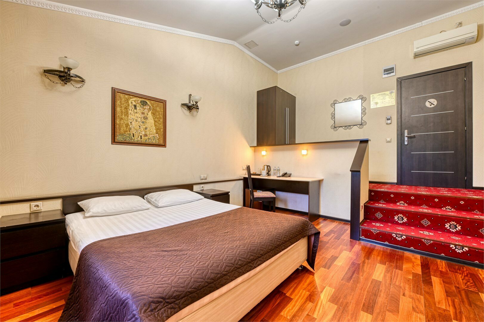 Стандартный номер с большой кроватью (Вид во двор)