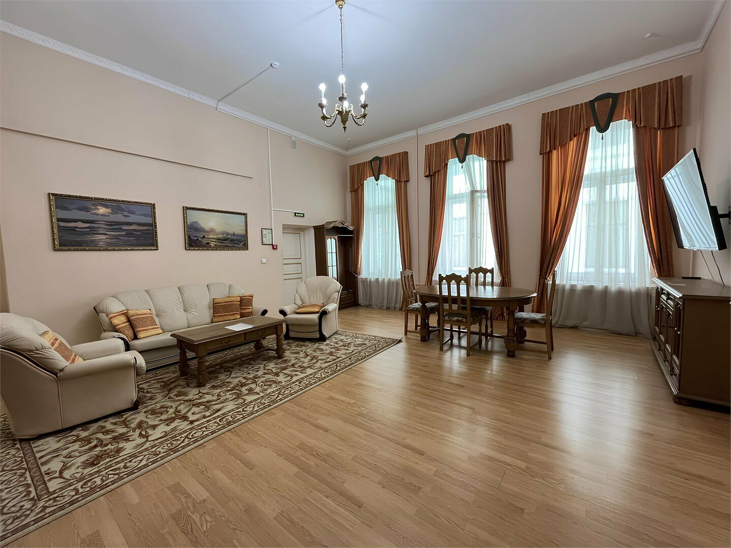 1 Категория (большой двухкомнатный номер с 1 двуспальной кроватью с видом в атриум)