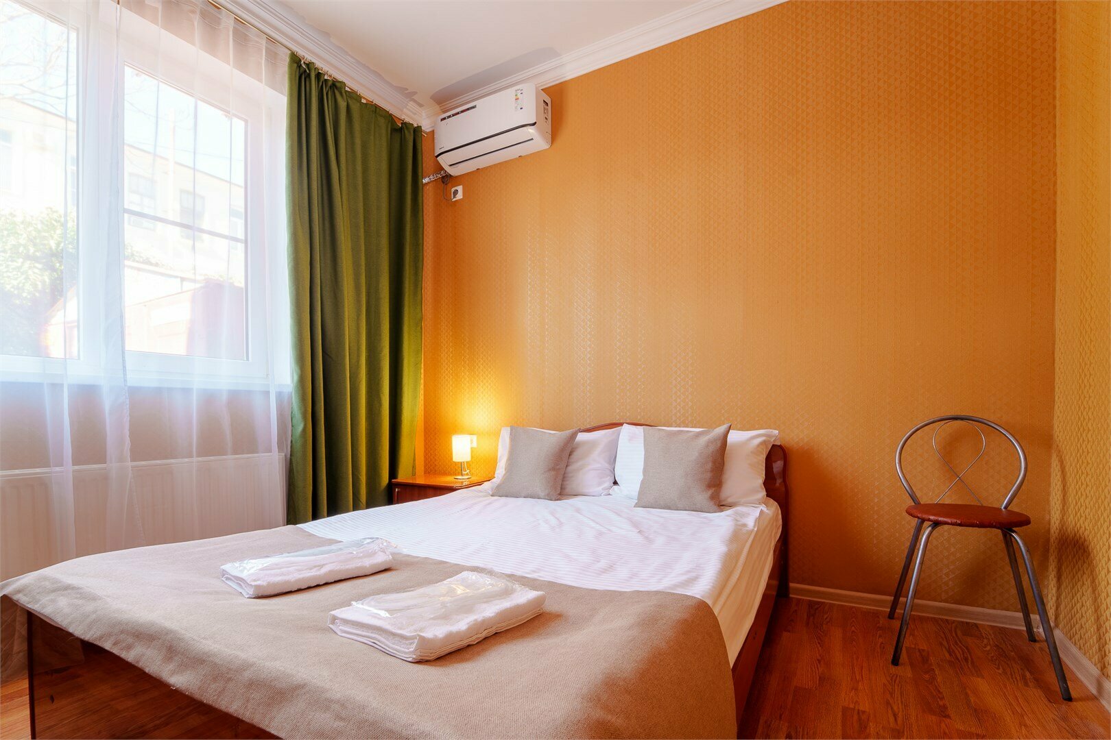 ЭКОНОМ с ЗАВТРАКОМ (двухместный номер  с большой кроватью  и  ванной комнатой рядом с номером)