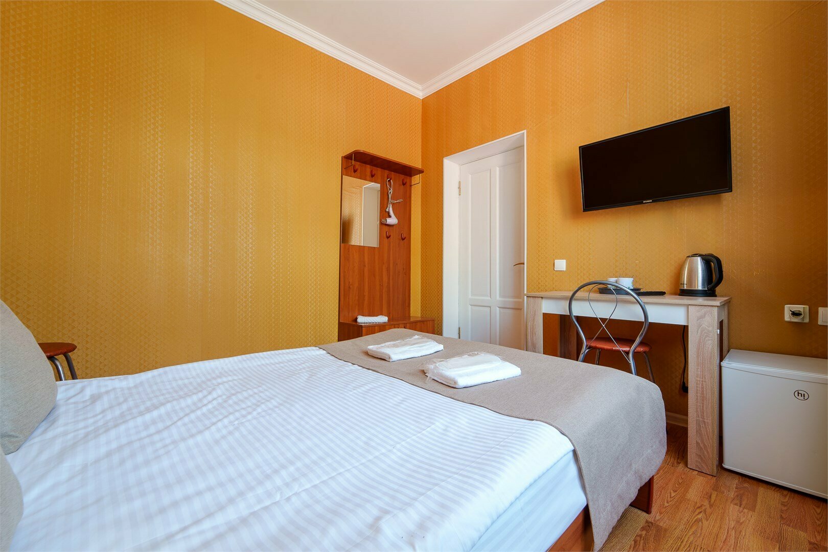 ЭКОНОМ с ЗАВТРАКОМ (двухместный номер  с большой кроватью  и  ванной комнатой рядом с номером)