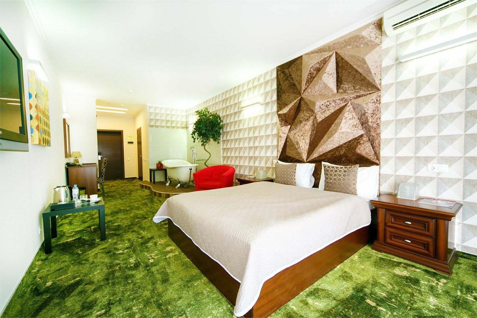 ДЕЛЮКС С ОДНОЙ КРОВАТЬЮ (С БАЛКОНОМ)