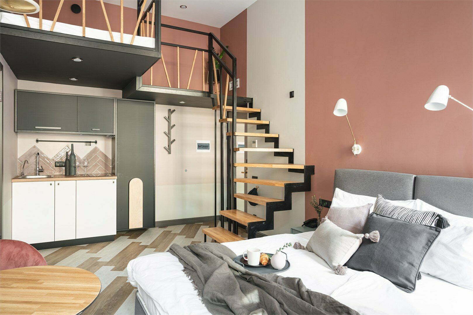 Двухуровневый номер-студио с видом на город