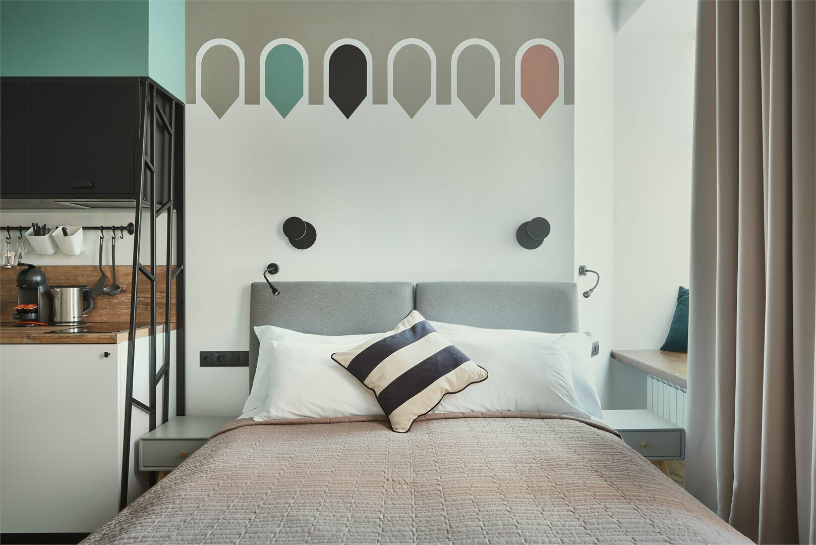 Двухуровневый номер-студио с видом на город