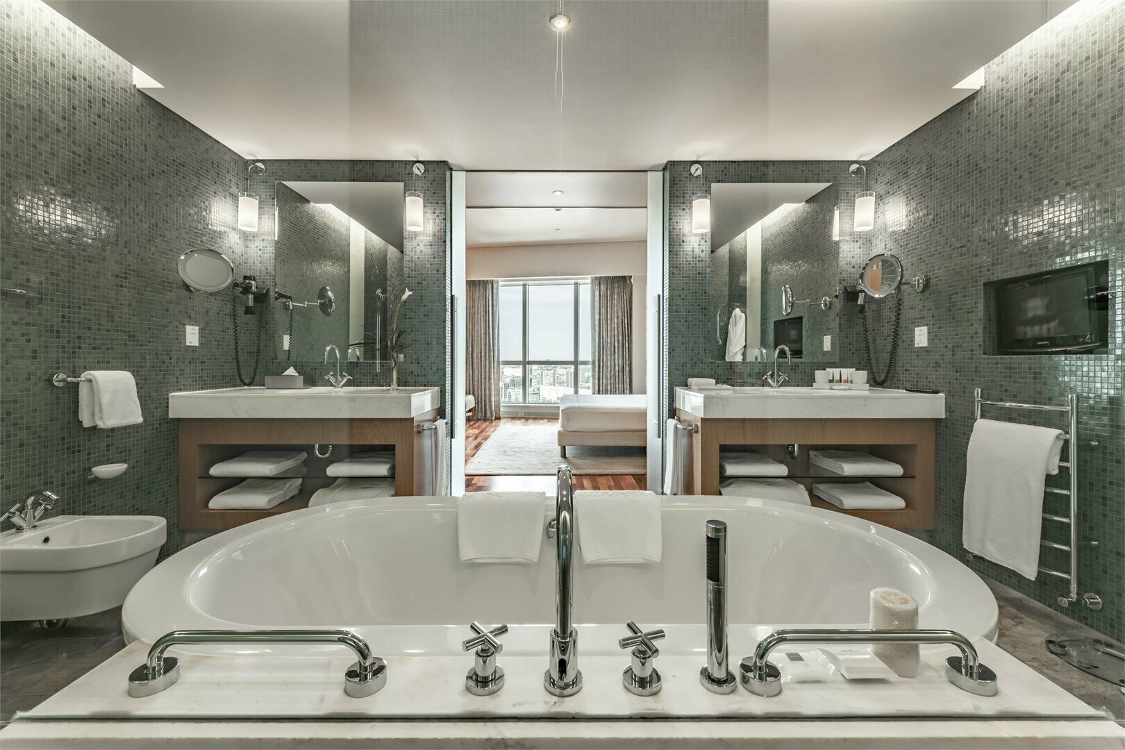 Люкс Residential, с доступом в Swiss Executive Lounge - с большой двуспальной кроватью