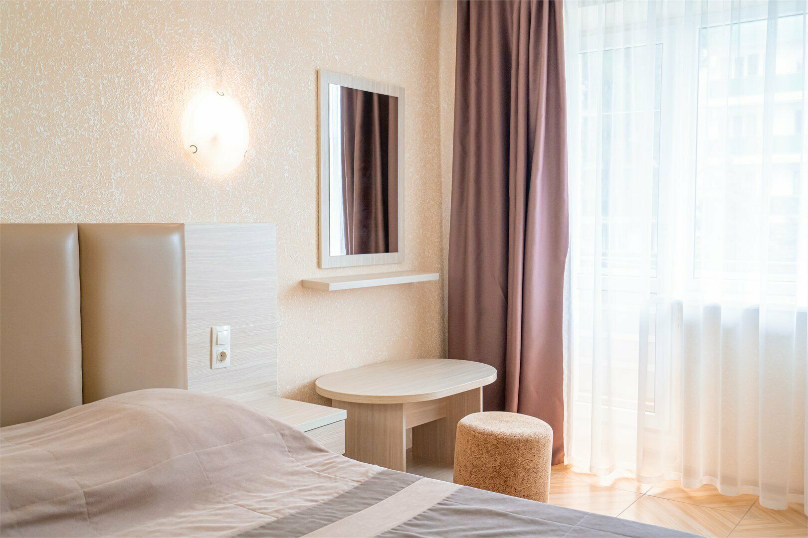 У3 Улучшенный однокомнатный номер с двуспальной кроватью и дополнительным местом