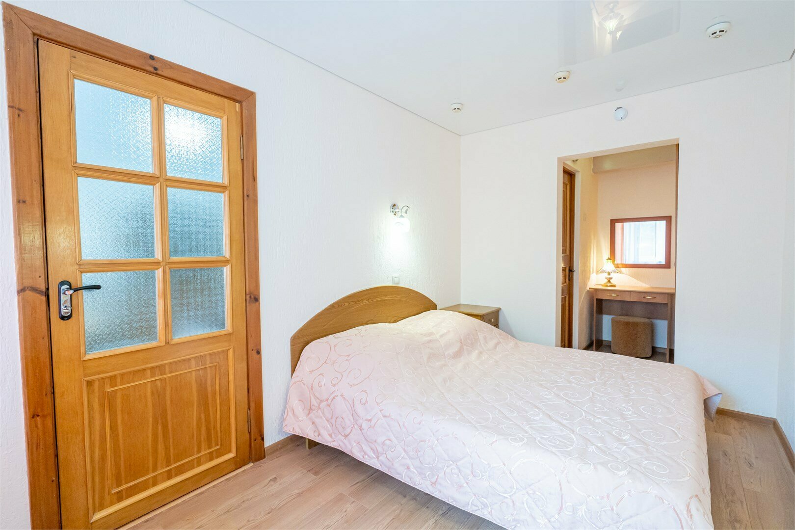 Л1 Двухкомнатный номер с одной двухспальной кроватью и дополнительными местами