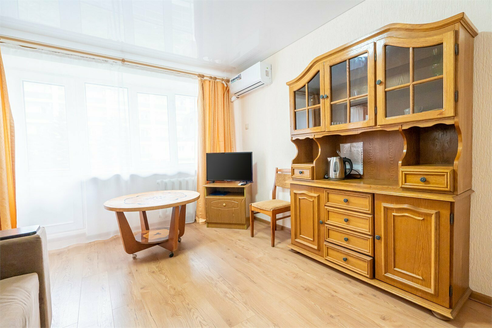 Л1 Двухкомнатный номер с одной двухспальной кроватью и дополнительными местами