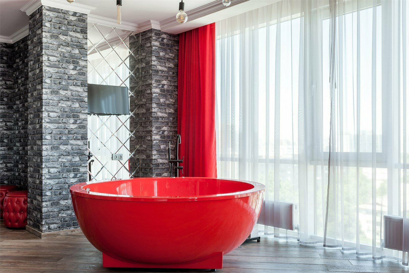 Люкс с джакузи (красный)