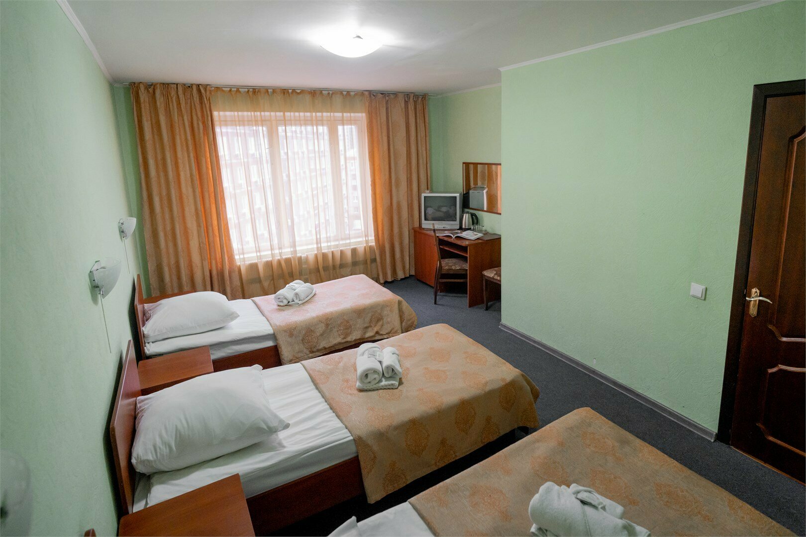 Эконом "Трёхместный" предоставляет возможность недорогого размещения до 3-х человек. Номер находится в блоке с  одноместным номером, санузел/ванна общие на два номера.