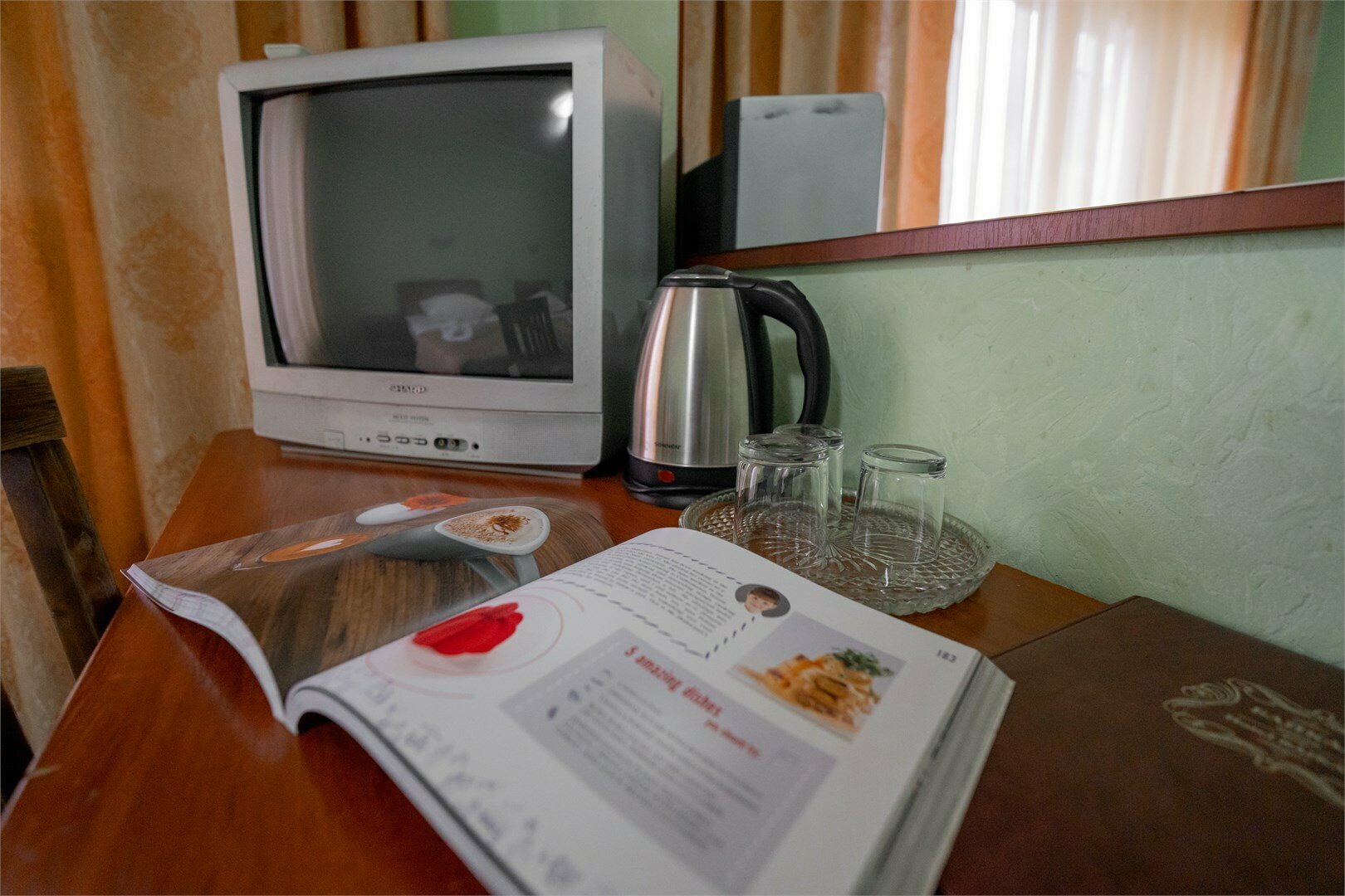 Эконом "Трёхместный" предоставляет возможность недорогого размещения до 3-х человек. Номер находится в блоке с  одноместным номером, санузел/ванна общие на два номера.