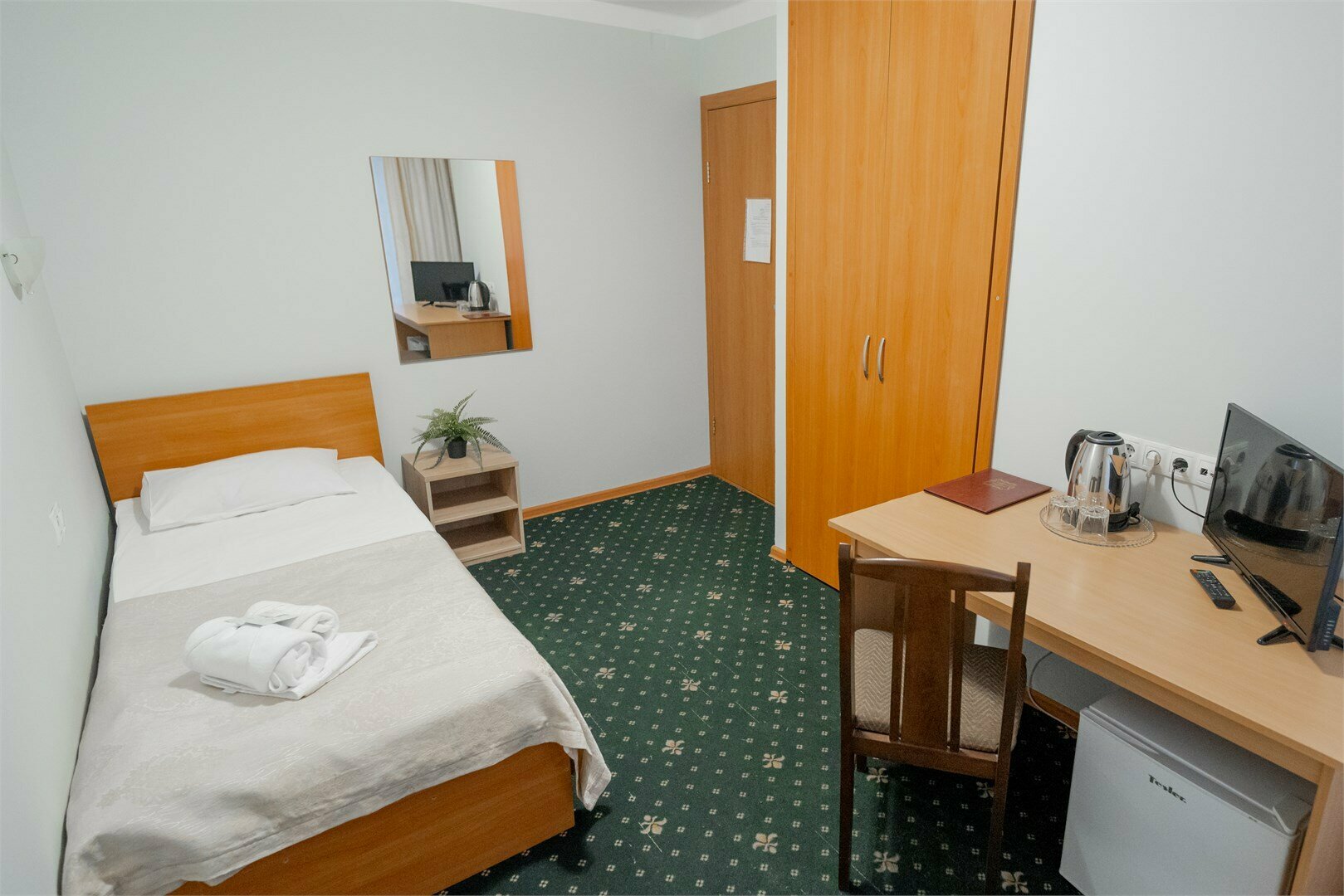 Эконом "Одноместный" номер для бюджетного и комфортабельного проживания.  Номер находится в блоке с  номерами категории "Эконом", санузел общий на два номера.