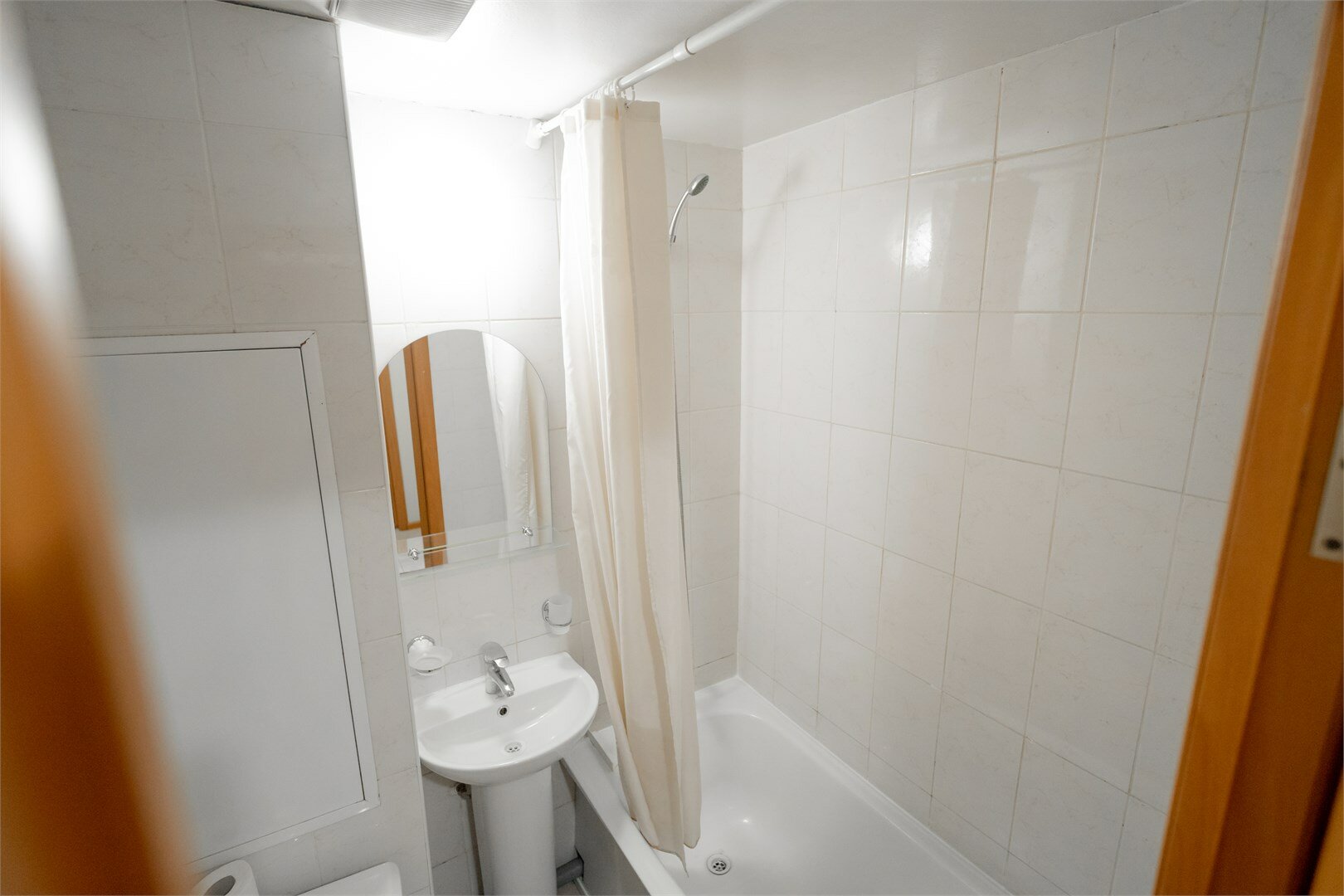 Эконом "Одноместный" номер для бюджетного и комфортабельного проживания.  Номер находится в блоке с  номерами категории "Эконом", санузел общий на два номера.