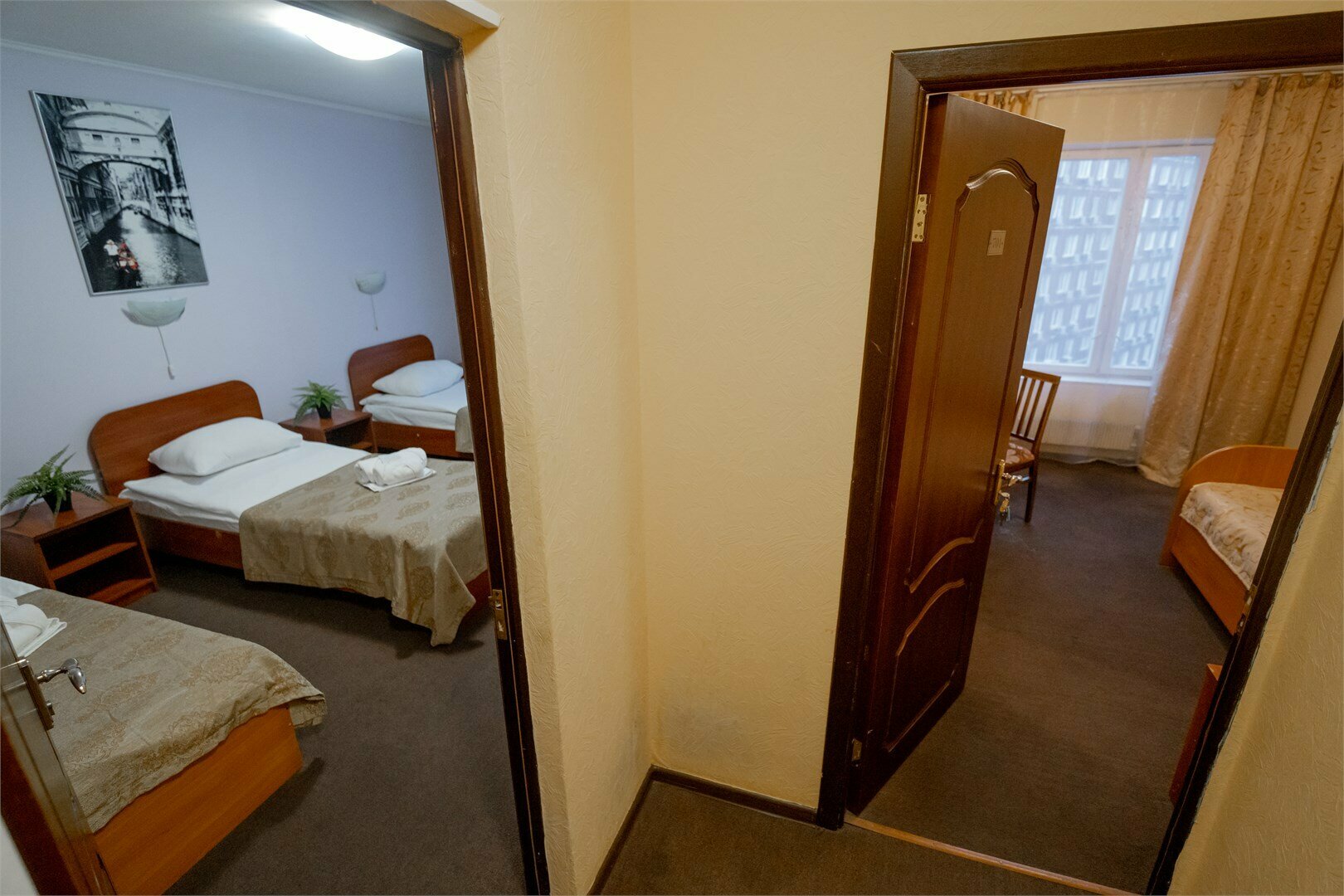 Эконом "Трёхместный" предоставляет возможность недорогого размещения до 3-х человек. Номер находится в блоке с  одноместным номером, санузел/ванна общие на два номера.