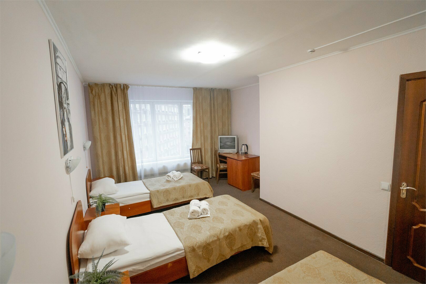 Эконом "Трёхместный" предоставляет возможность недорогого размещения до 3-х человек. Номер находится в блоке с  одноместным номером, санузел/ванна общие на два номера.