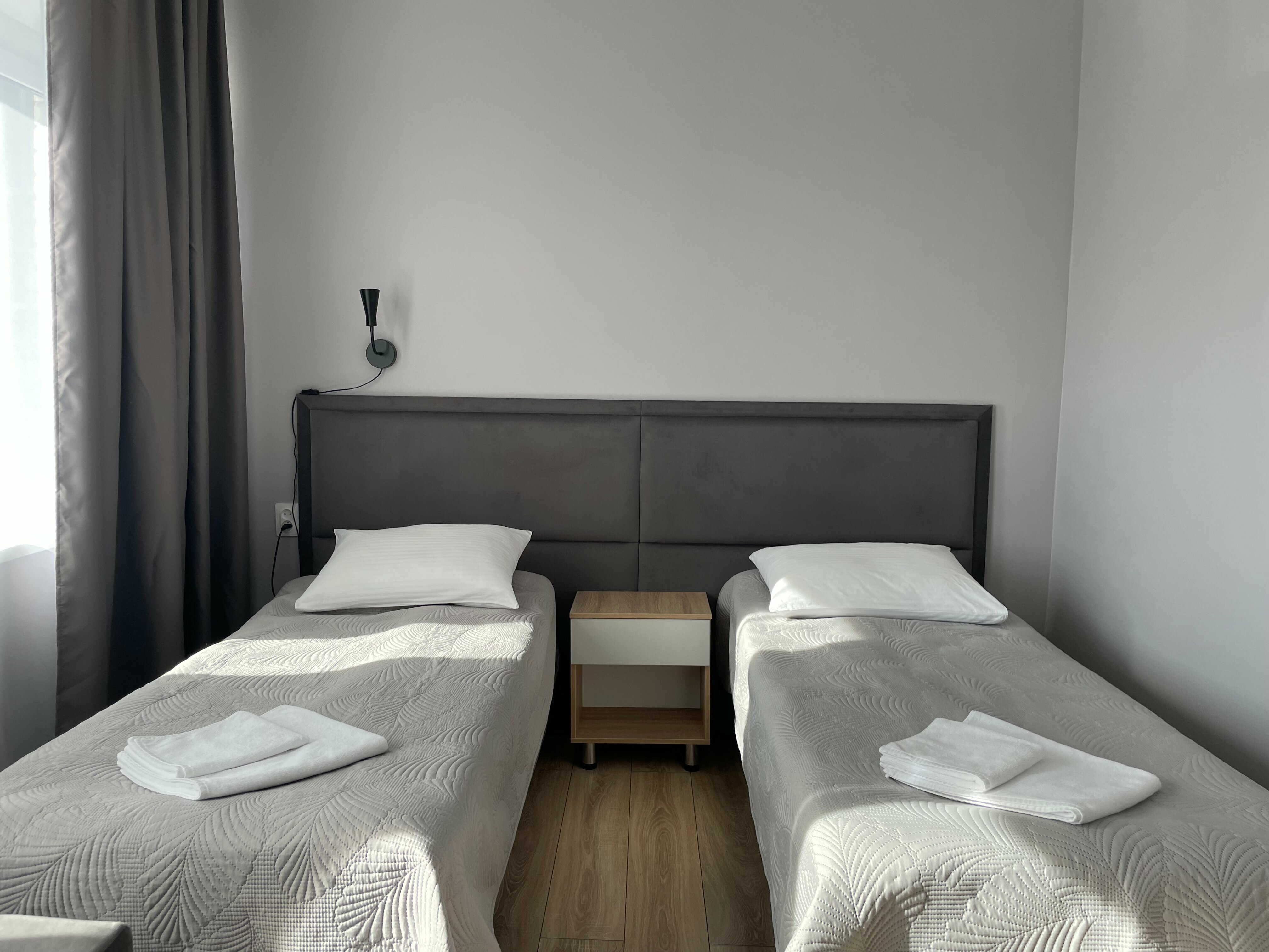 Трехместный номер с ванной комнатой на два номера