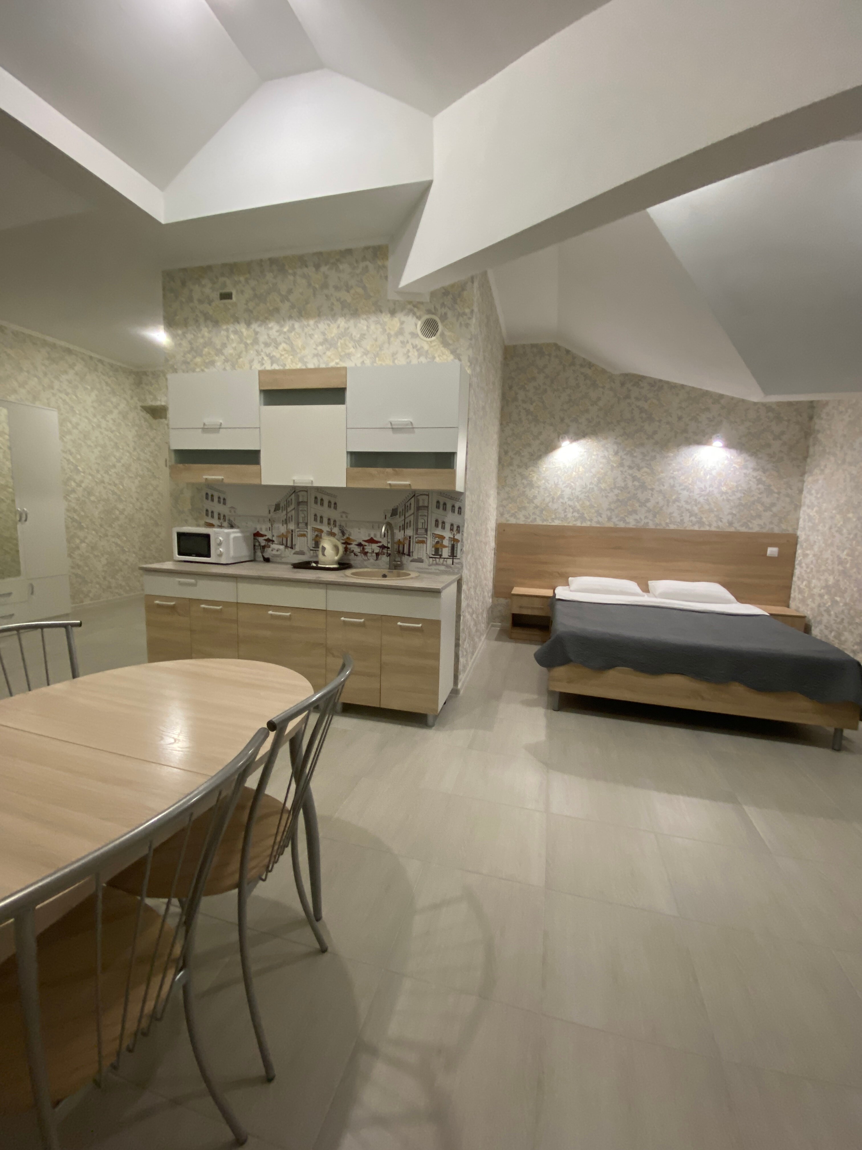 Студия 4-х местная с кухней и балконом.