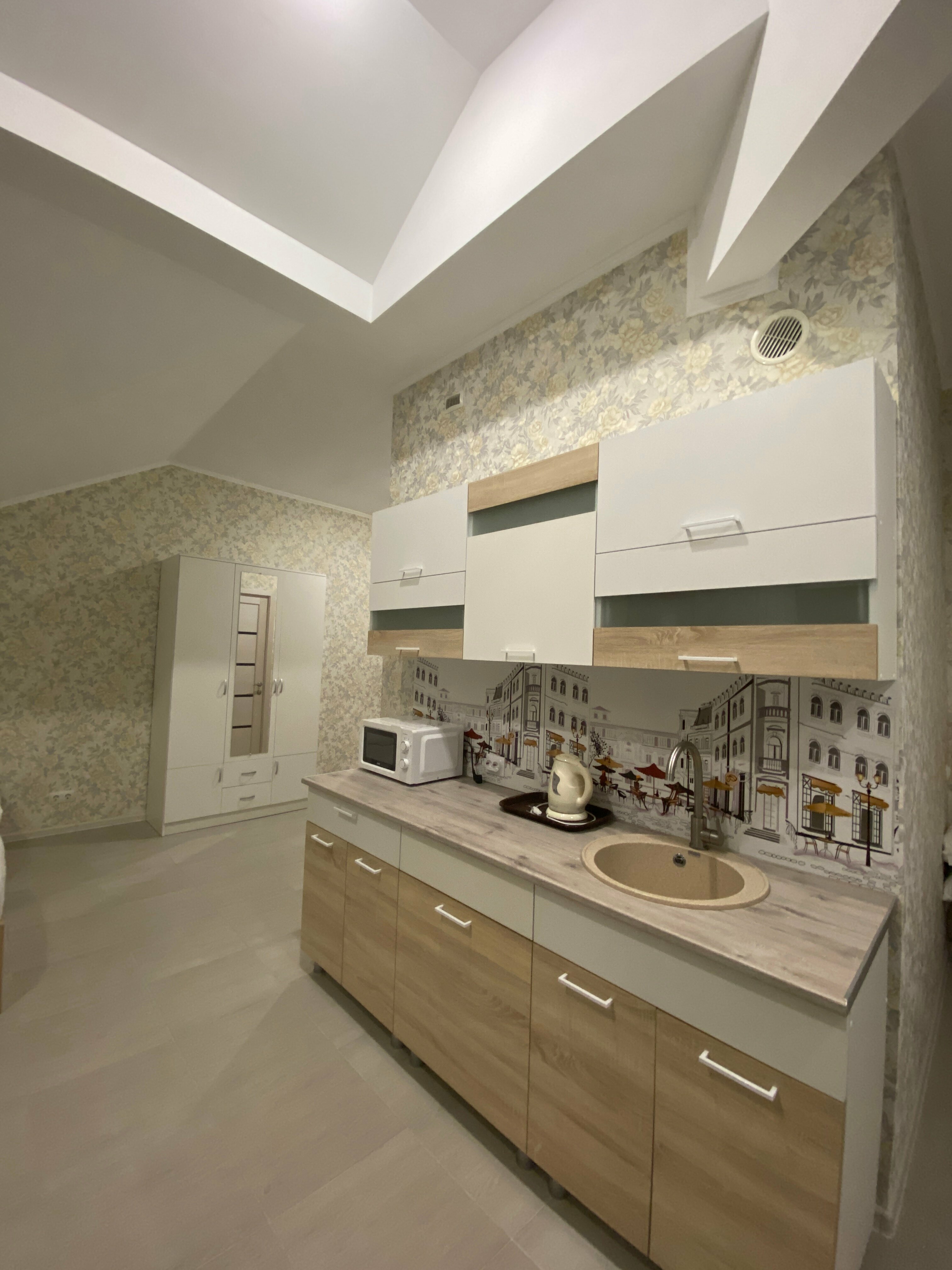 Студия 4-х местная с кухней и балконом.