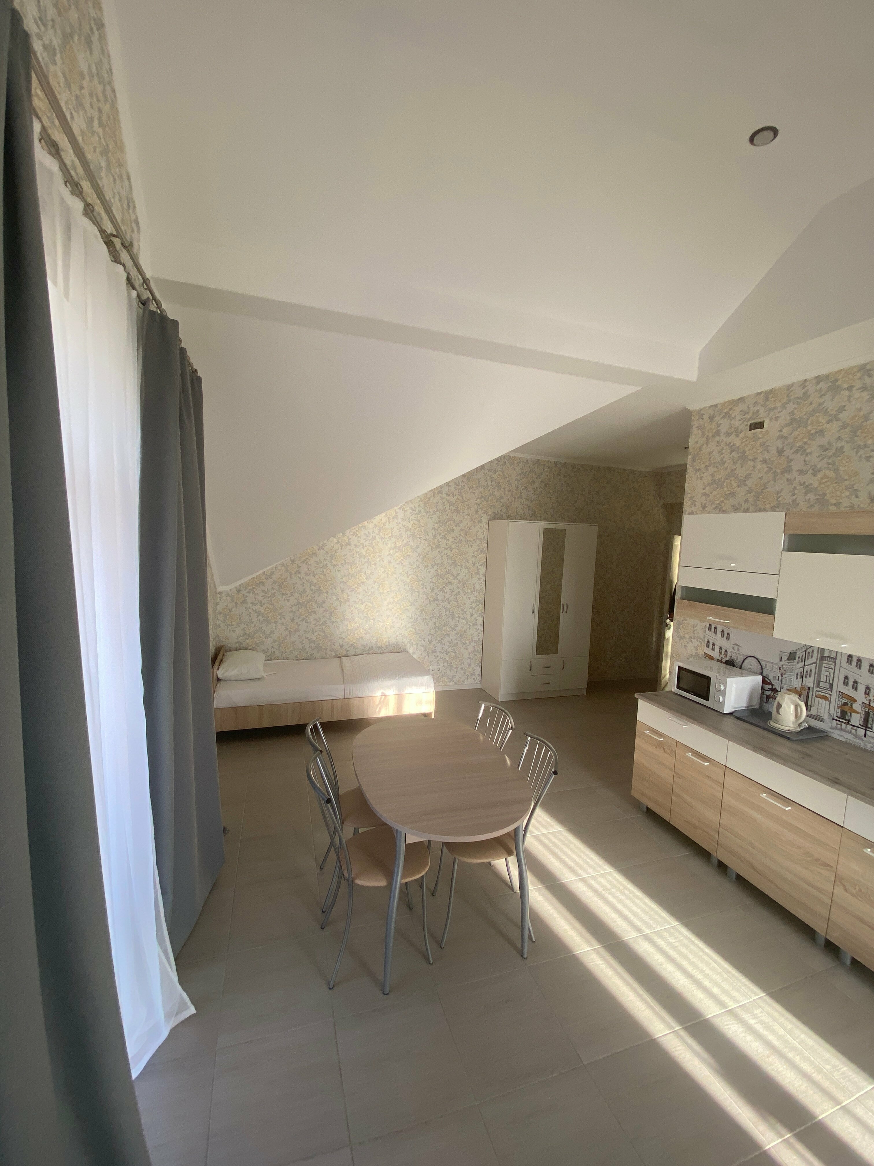 Студия 4-х местная с кухней и балконом.