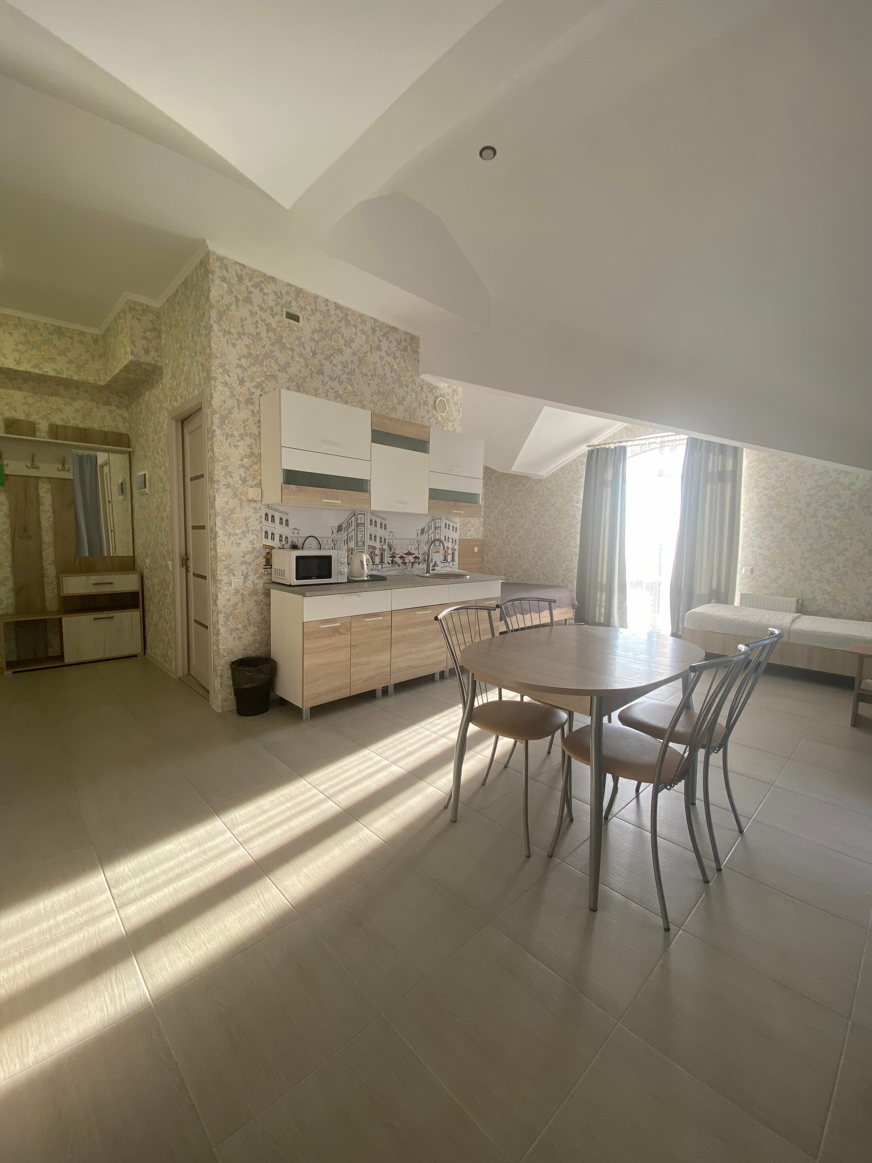 Студия 4-х местная с кухней и балконом.