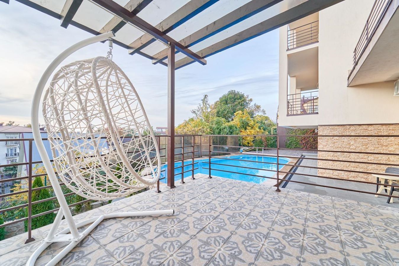 Апартаменты с видом на бассейн