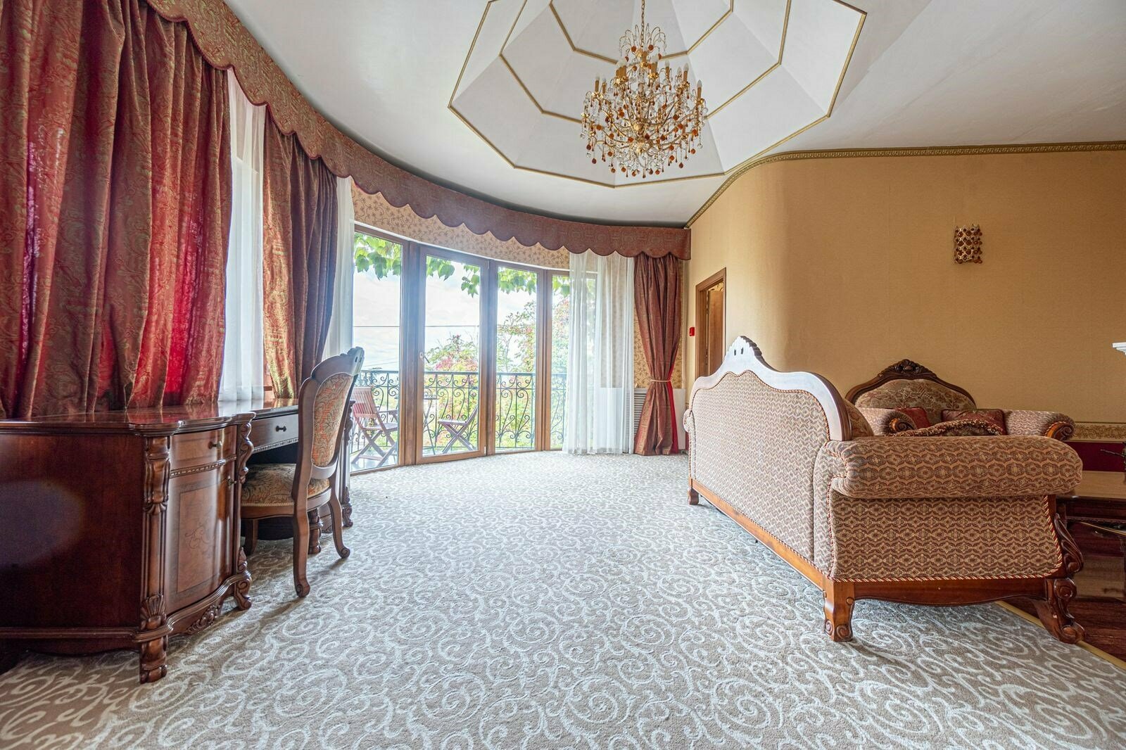 «Люкс» 104 с балконом и камином