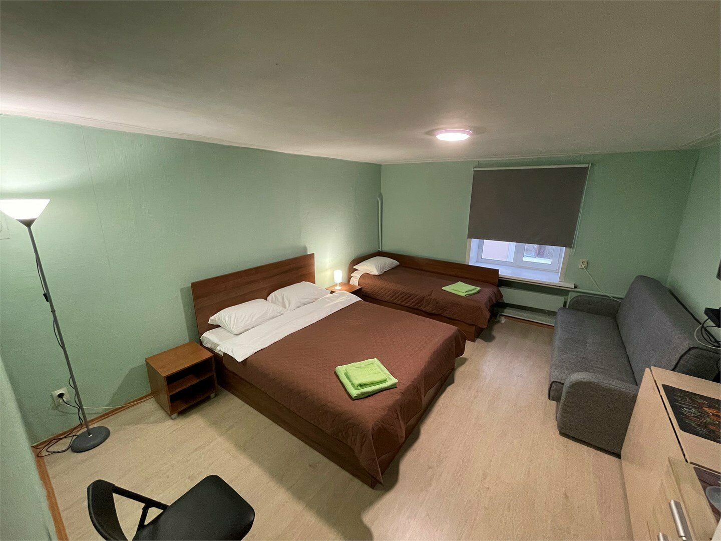 3-местный номер стандарт с 1 односпальной и 1 двуспальной кроватью. Общая ванная комната