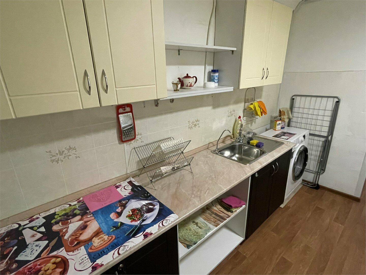 3-местный номер стандарт с 1 односпальной и 1 двуспальной кроватью. Общая ванная комната