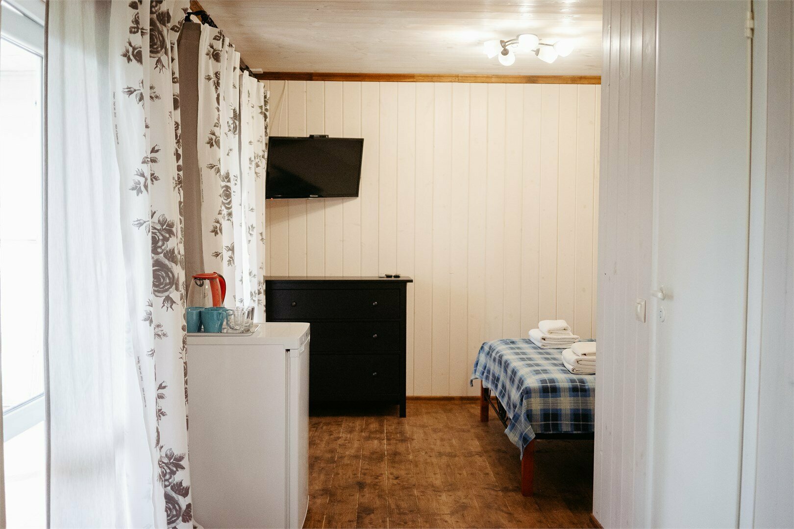 Четырехместный номер с двуспальной кроватью, двумя односпальными и террасой