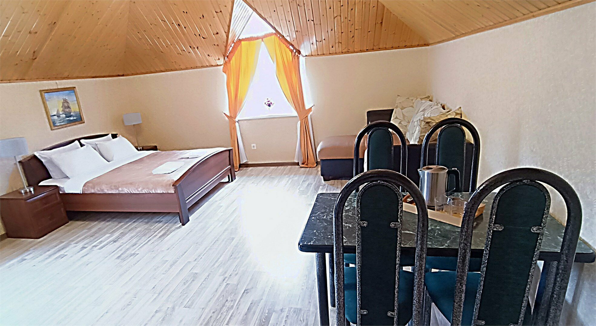 Двухкомнатный семейный номер на 6 человек с балконом