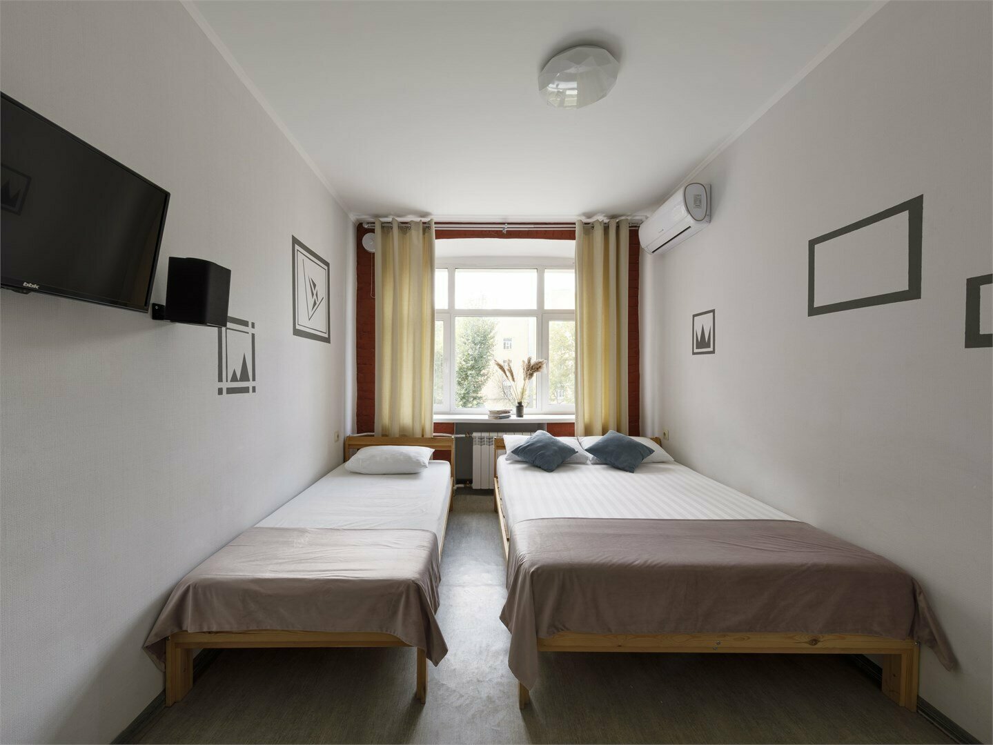 Трехместная бизнес студия с большой кроватью и с диваном