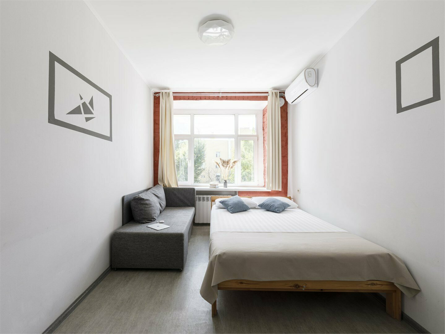 Трехместная бизнес студия с большой кроватью и с диваном