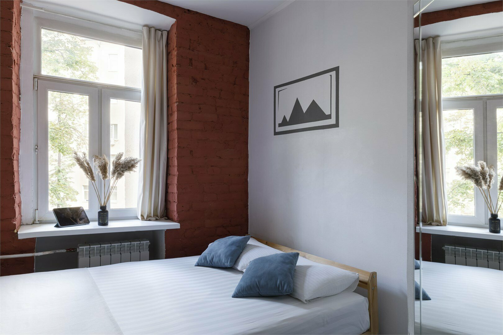 Студия с одной большой кроватью