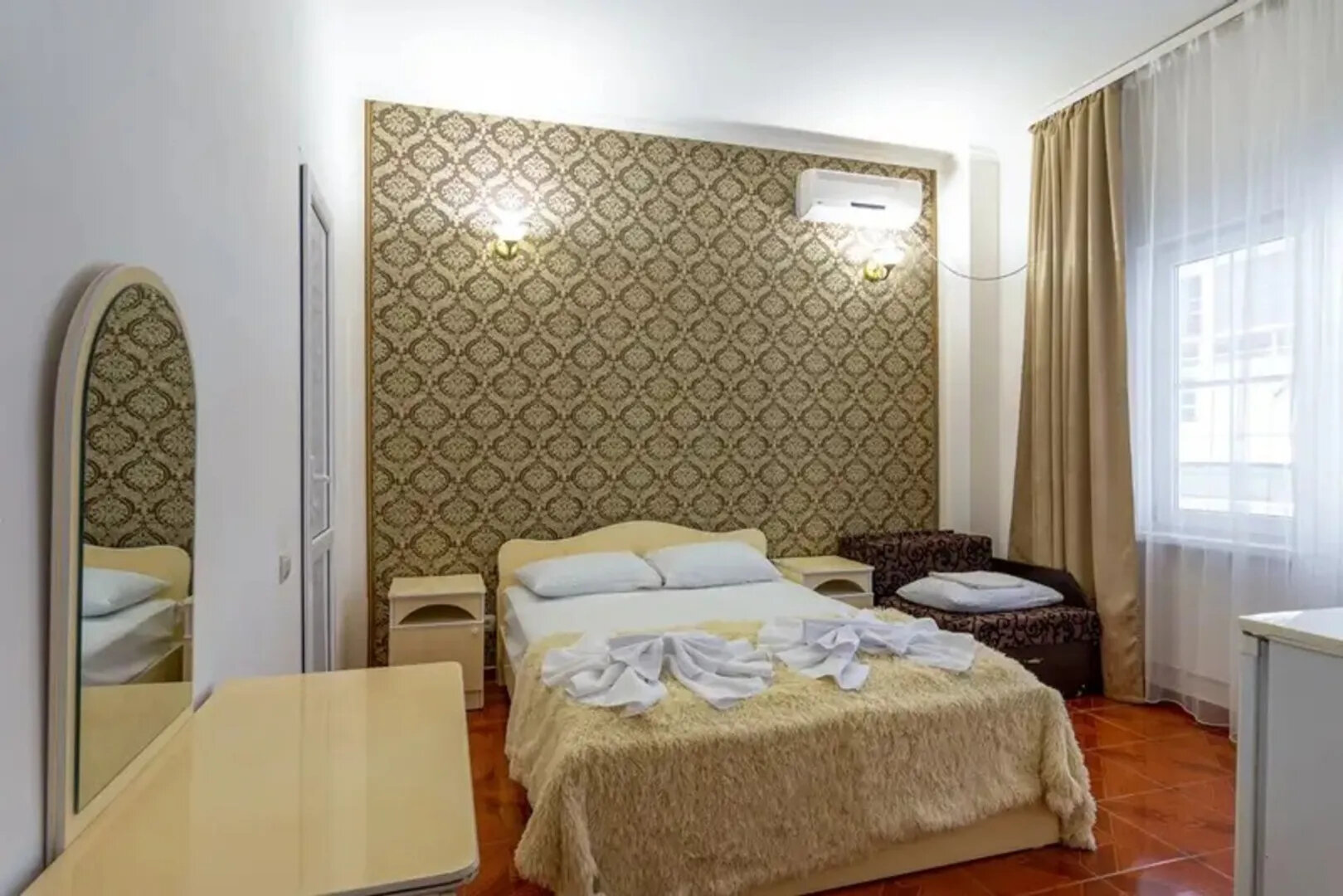 Двухместный номер с двуспальной кроватью и дополнительной кроватью